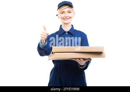 Horizontales mittleres Porträt des modernen schönen kaukasischen Lebensmittel Lieferers trägt blaue Uniform halten Pizzakartons, weißer Hintergrund Stockfoto