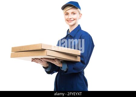 Horizontales mittleres Porträt des modernen schönen kaukasischen Lebensmittel Lieferers trägt blaue Uniform halten Pizzakartons, weißer Hintergrund Stockfoto