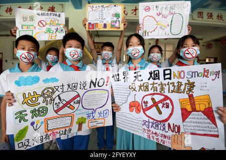 Handan, Handan, China. Mai 2021. Am 28. Mai startete die Chunguang Grundschule im Bezirk Congtai, Stadt Handan, Provinz Hebei, die Themenaktion „eine junge Wache gegen die Einstellung des Rauchens zu sein“, die die Menschen aufforderte, sich vom Tabak fern zu halten und einen gesunden Lebensstil durch Rauchverbotsmasken, handgeschriebene Nichtraucherzimmer, Und Nichtraucher-Performance-Kunst, um ein rauchfreies Wachstumsumfeld für Kinder zu schaffen, um die Ankunft des „Welt-No-Tobacco-Tages“ am 31. Mai zu begrüßen. Quelle: SIPA Asia/ZUMA Wire/Alamy Live News Stockfoto