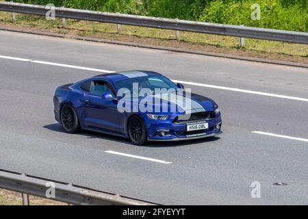 2016 Ford Mustang GT Blue 4951cc Muscle Car; Fahrzeugverkehr, bewegliche Fahrzeuge, Autos, Fahrzeuge, die auf britischen Straßen fahren, Motoren, Autofahren auf dem britischen Autobahnnetz M61. Stockfoto