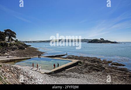 Devil's Point Swimmingpool am Meer in Stonehouse, Plymouth. In der Ferne Drake’s Island und Plymouth Sound. Stockfoto