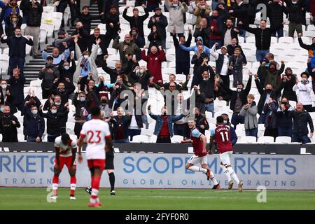 West Ham United Fans feiern, nachdem Declan Rico von West Ham United das 3. Tor zum Ziel gesetzt hat 3-0 - West Ham United gegen Southampton, Premier League, London Stadium, London, UK - 23. Mai 2021 nur zur redaktionellen Verwendung - es gelten DataCo-Einschränkungen Stockfoto