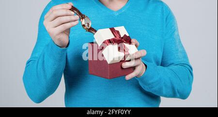 Armbanduhr in Geschenk-Box in der Hand des kurzbeschnittenen Mannes, Herrentag Stockfoto