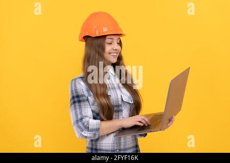 Überprüfen Sie die E-Mail. Happy Labor Day. Zukünftige Karriere. Teen Mädchen im Helm Laptop verwenden. Stockfoto