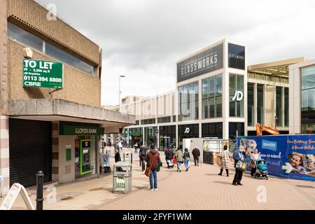 Barnsley Town Center Reentwicklung 'The Glass Works' und älteres Gebäude mit 'to let' Schild, Barnsley, South Yorkshire, England, UK Stockfoto