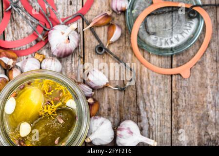 Hausgemachte Gurke im Glas, eingelegte Gurke, Gemüse von oben konserviert Stockfoto