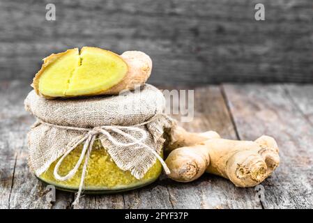 Geriebener Ingwer im Glas, Würze in der Küche, Gewürzzutat zum Kochen. Stockfoto