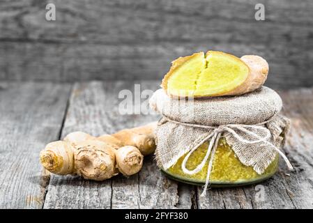 Geriebener Ingwer im Glas, Würze in der Küche, Gewürzzutat zum Kochen. Stockfoto