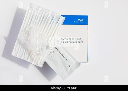 Covid-19 Selbsttest Rapid Antigen Test Kit in Box für den Heimgebrauch., zeigt den Inhalt. Tupfer und Tester. Stockfoto