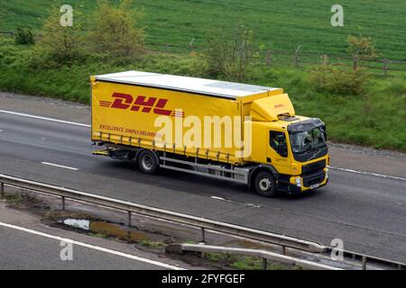 Ein DHL-Lastwagen auf der Autobahn M40, Warwickshire, Großbritannien Stockfoto