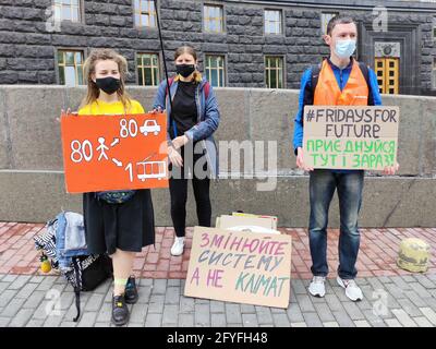 Nicht exklusiv: KIEW, UKRAINE - 28. MAI 2021 - Umweltaktivisten halten den KIEW - Streik für das Klima vor dem Ministerkabinett ab Stockfoto