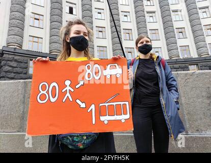 Nicht exklusiv: KIEW, UKRAINE - 28. MAI 2021 - Umweltaktivisten halten den KIEW - Streik für das Klima vor dem Ministerkabinett ab Stockfoto