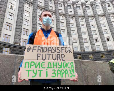 Nicht exklusiv: KIEW, UKRAINE - 28. MAI 2021 - Umweltaktivisten halten den KIEW - Streik für das Klima vor dem Ministerkabinett ab Stockfoto