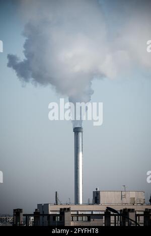 Rauch steigt aus Fabrikschornsteinen, Frankreich. Stockfoto