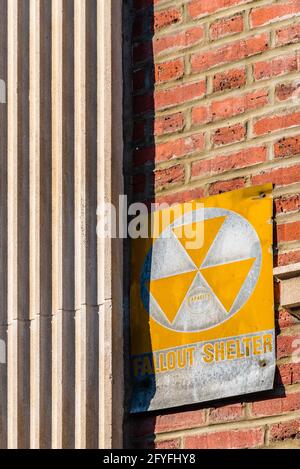 Im Retro-Stil gehaltene Nuclear Fallout Shelter-Schilder auf EINER roten Ziegelmauer. Stockfoto