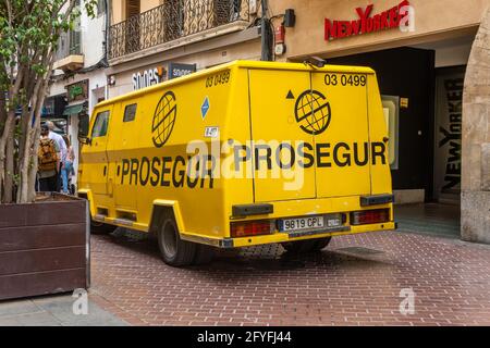 Palma de Mallorca, Spanien; Mai 19 2021: Gelb gepanzerter Geldtransporter der Firma Prosegur in einer Fußgänger-und Geschäftsstraße in der geparkt Stockfoto