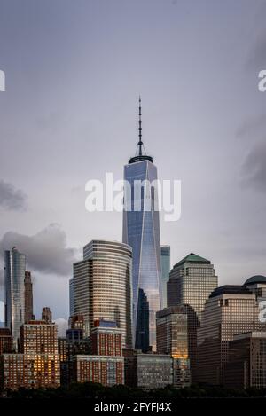 Stadtbild der Innenstadt von New York City in der Abenddämmerung. Lower Manhattan und Finanzviertel vom Hudson River. Vertikale Aufnahme Stockfoto