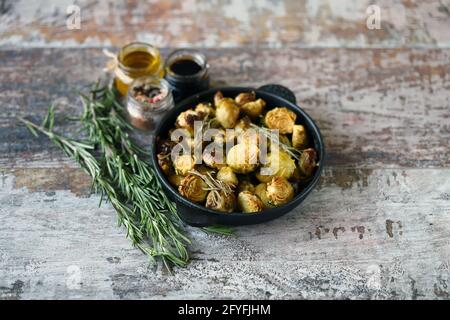 Bratpfanne mit gebackenen rosenkohl. Stockfoto