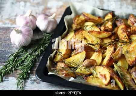 Köstliche rustikale Bratkartoffel mit Rosmarin und Knoblauch. Stockfoto