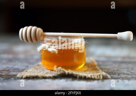 Bienenzuchtprodukt. Honig in einem Glas. Stockfoto