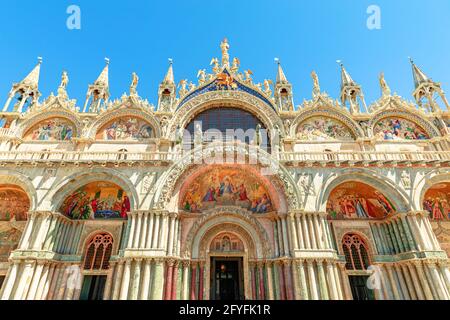 Markusdom in Venedig. Die Hauptkirche der Stadt befindet sich auf dem Markusplatz, einem beliebten Wahrzeichen der Stadt Venedig in Italien. Stockfoto