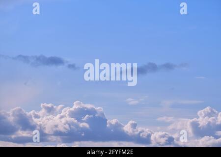 Wolken in einem blauen Himmel wie Augen und Augenbrauen, kopieren Sie Platz für Text Stockfoto