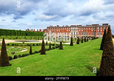 Hampton Court Palace Privy Garden and South Front, Greater London, England, Großbritannien Stockfoto