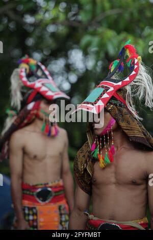 Portrait der Darsteller von „caci“ (dem traditionellen Peitschenkampf auf Flores Island, Kampfkunst) während einer Show im Dorf Liang Ndara, Mbeliling, West Manggarai, Flores, East Nusa Tenggara, Indonesien. Stockfoto