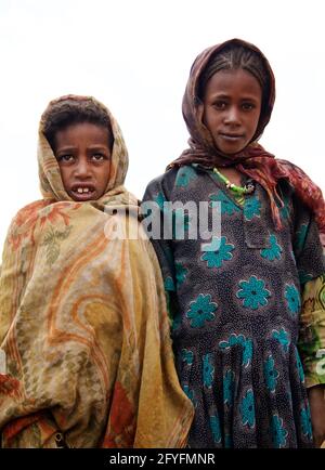 Zwei äthiopische Kinder, ein Junge in ein buntes Tuch gehüllt und ein Mädchen mit einem roten Schleier, beide Hirten, Simien Mountains, Äthiopien Stockfoto