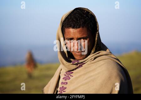 Äthiopischer Schäferhund, in ein traditionelles Tuch gehüllt, Simien Mountains (Samen tarara), Äthiopien Stockfoto