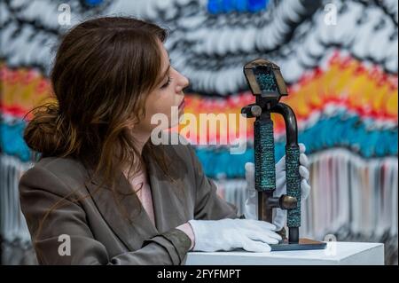 London, Großbritannien. Mai 2021. Parviz Tanavoli (geb.1937) Lovers XVI £ 20,00040,000 und andere Arbeiten - Vorschau auf den Verkauf asiatischer Kunst in Bonhams, New Bond Street, London. Die Verkaufszahlen liegen zwischen dem 10-13. Mai und mehreren Tagen. Kredit: Guy Bell/Alamy Live Nachrichten Stockfoto