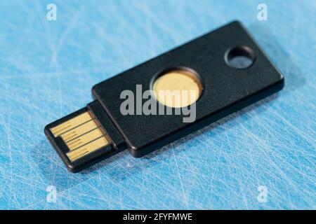 USB-Stick mit einem geheimen Schlüssel für den Zugriff auf verschlüsselte Dateien Stockfoto