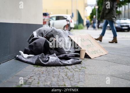 Bettelnder Armer Mann. Probleme, Verzweiflung Und Obdachlosigkeit Stockfoto