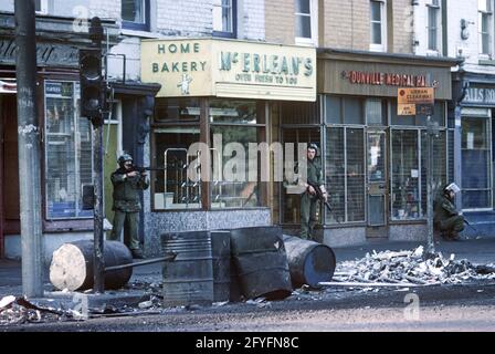 BELFAST, VEREINIGTES KÖNIGREICH - 1976. AUGUST, Truppen der britischen Armee während der Unruhen auf der Falls Road, West-Belfast, The Troubles, Nordirland, 1970er Jahre Stockfoto