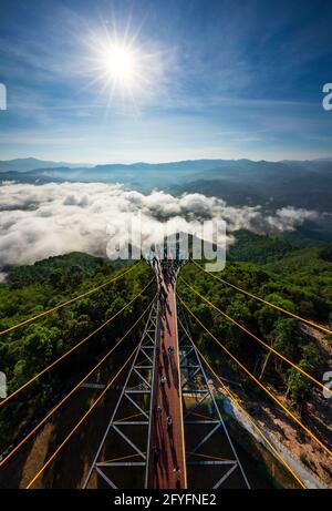 Touristen besuchten Nebelmeer am Morgen, längste Skywalk in Asien, Aiyerweng, Betong, Yala, Thailand Stockfoto