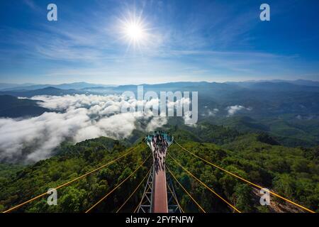 Touristen besuchten Nebelmeer am Morgen, längste Skywalk in Asien, Aiyerweng, Betong, Yala, Thailand Stockfoto