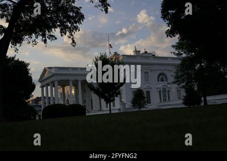 Washington, Vereinigte Staaten Von Amerika. Mai 2021. Frühmorgendliche Ansicht des Weißen Hauses in Washington, DC mit Blick nach Osten am Freitag, 28. Mai 2021. Quelle: Alex Edelman/Pool/Sipa USA Quelle: SIPA USA/Alamy Live News Stockfoto