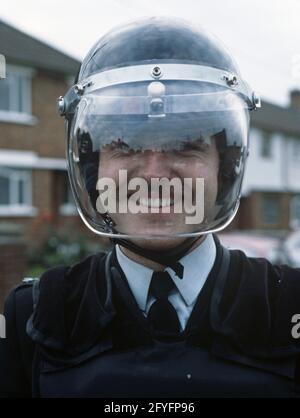 COUNTY TYRONE, VEREINIGTES KÖNIGREICH - SEPTEMBER 1978. RUC, Royal Ulster Constabulary, Polizist vor der Strabane Fortified Police Station während der Unruhen, Nordirland, 70er Jahre Stockfoto