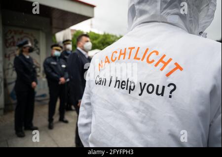 Berlin, Deutschland. Mai 2021. Ein Mitarbeiter des Projekts 'Nachtlichter' steht bei einem Pressetermin im sogenannten Regenbogenkiez. Innensenator Geisel besucht das Pilotprojekt Nachtlichter für Sicherheit und Gewaltprävention in Schöneberg. Quelle: Christophe Gateau/dpa/Alamy Live News Stockfoto