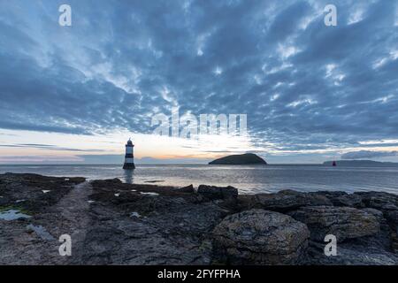 Penmon Lighthouse, Trwyn Du, Puffin Island bei Sonnenaufgang von Penmon Point, Anglesey, Wales. Stockfoto