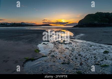 Cemaes Bay bei Sonnenuntergang von Great Beach, Traeth Mawr, Anglesey, Wales. Stockfoto