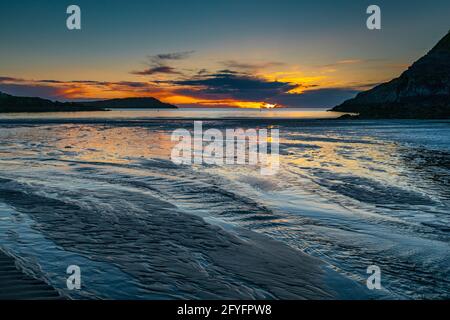 Cemaes Bay bei Sonnenuntergang von Great Beach, Traeth Mawr, Anglesey, Wales. Stockfoto