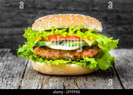 Nahaufnahme von Rindfleisch-Burger, Hamburger-Brötchen mit Fleisch und Gemüse Stockfoto