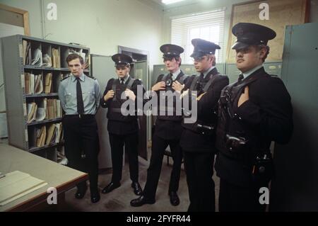 COUNTY FERMANAGH, VEREINIGTES KÖNIGREICH - SEPTEMBER 1978. RUC, Polizisten der Royal Ulster Constabulary bei einer Unterweisung vor der Patrouille während der Unruhen, Nordirland, 70er Jahre Stockfoto