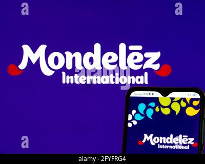 Auf diesem Foto Illustration Mondelez International, Inc. Logo auf einem Smartphone angezeigt Stockfoto