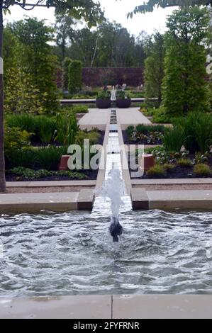 Der Teich und das Wasser im viktorianischen Weston Walled Paradise Garden im RHS Garden Bridgewater, Worsley, Manchester, Großbritannien. Stockfoto