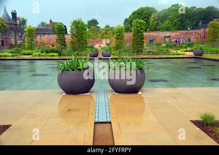 Der Teich und das Wasser im viktorianischen Weston Walled Paradise Garden im RHS Garden Bridgewater, Worsley, Manchester, Großbritannien. Stockfoto