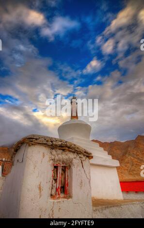 Buddhistische Stupa im Likir-Kloster mit blauem Himmel und aufgehender Sonne im Hintergrund, Ladakh, Indien Stockfoto