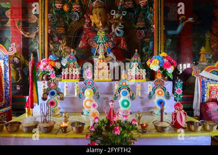 Rinchenpong, Sikkim, Indien - 17. Oktober 2016 : religiöse Statuen des Buddhismus im Rinchenpong Kloster mit dekorierten Wandmalereien an den Wänden. Stockfoto