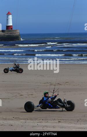 Berwick upon Tweed, Großbritannien, 28. Mai 2021. Wetter in Großbritannien. Ein schöner, warmer, sonniger Nachmittag für Kitebuggys am Strand von Spittal, um das Feiertagswochenende im Mai zu beginnen. Northumberland Kredit: Gary Learmonth / Alamy Live News Stockfoto